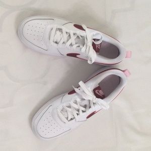 Nike Court Borough low 2, white/dark beetroot, Size 7Y